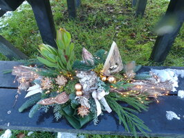 Kerststuk op druivenhout